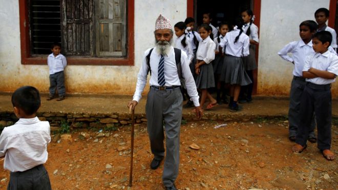  BBC рассказал историю 68-летнего школьника из Непала