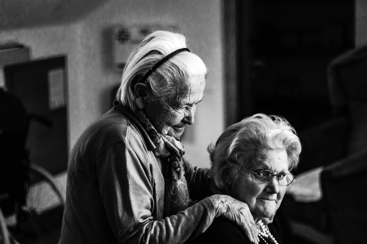 Как правильно ухаживать за пожилыми людьми