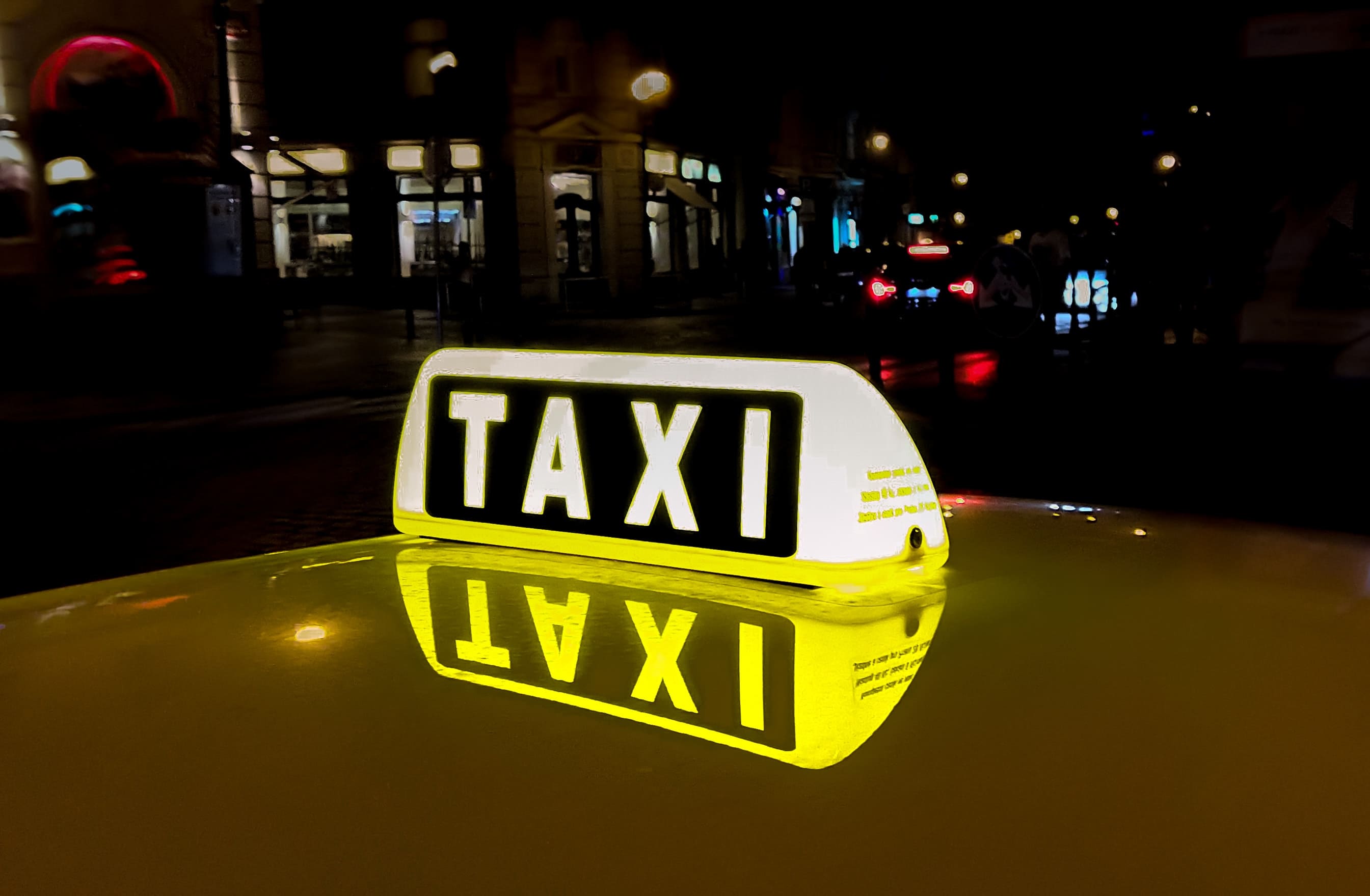 Китай запустил первое беспилотное такси