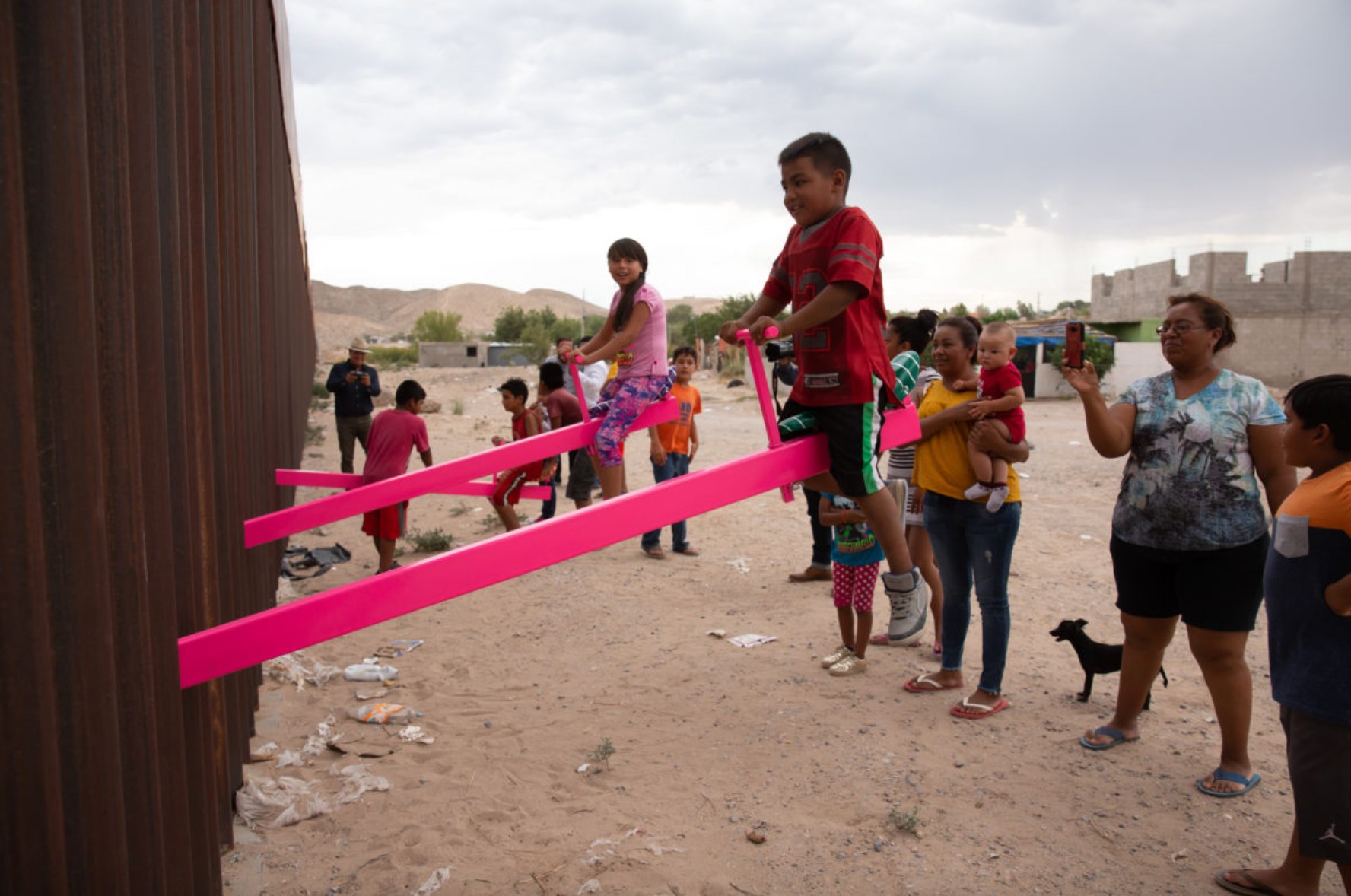 Как ярко-розовые качели на границе США и Мексики стали главной инсталляцией года