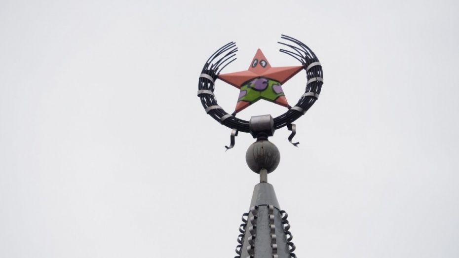 Воронежская полиция завела дело на вандалов, раскрасивших советскую звезду под героя «Губки Боба»