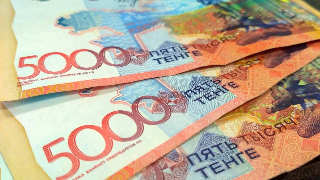 Кому в Казахстане смогут повысить зарплату?