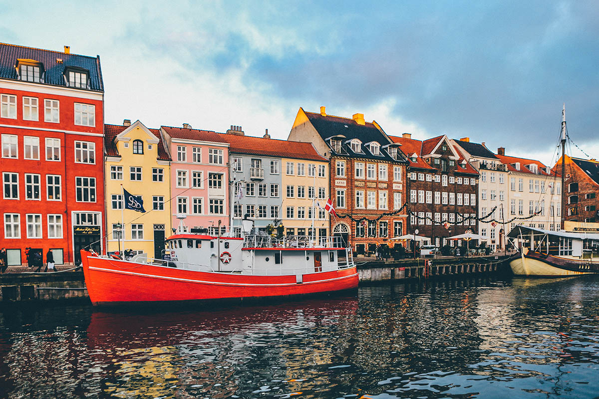 Дания стала первой европейской страной, отменившей ковидные ограничения