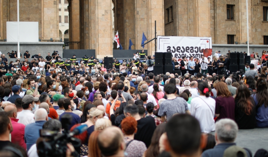 В Тбилиси проходит митинг за отставку правительства 