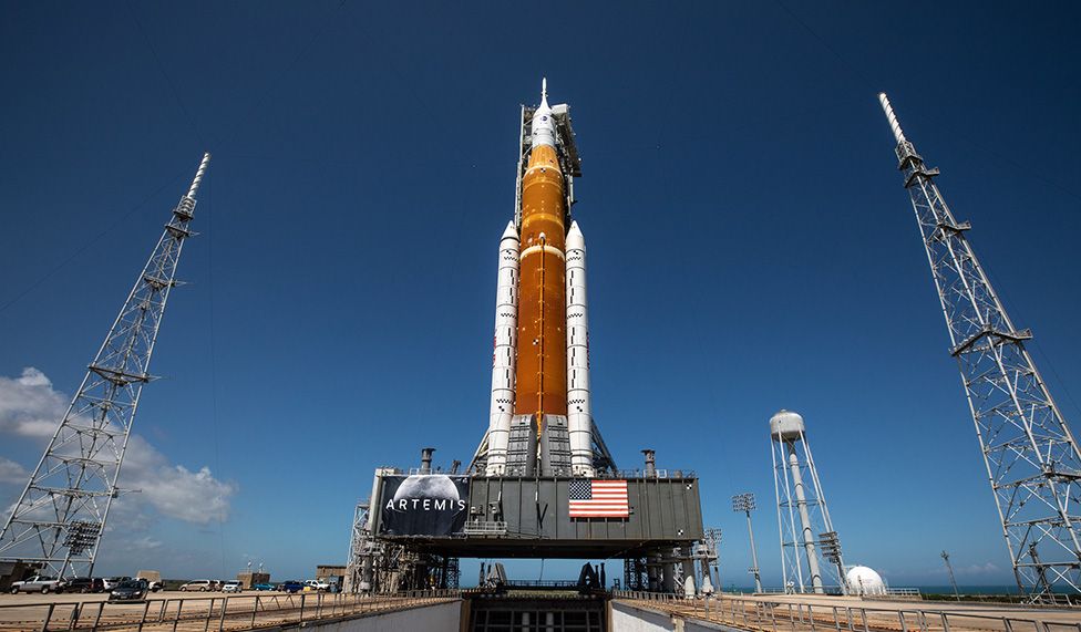 НАСА готовит гигантскую ракету к дебютному полету на Луну 