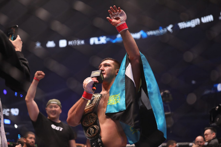 Боец из Казахстана впервые стал чемпионом лиги Хабиба