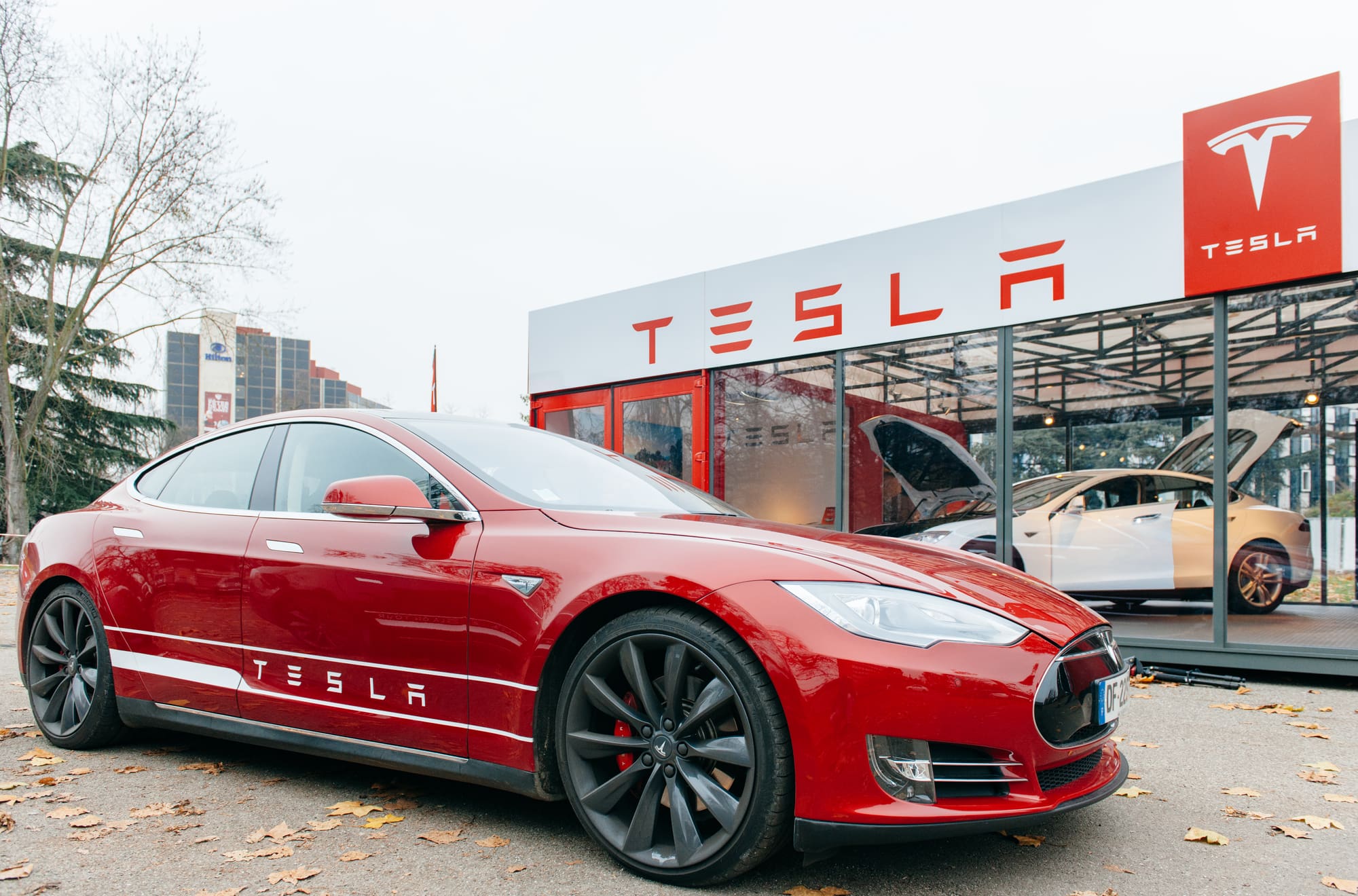 Tesla отзывает более миллиона автомобилей в США из-за проблем со стеклоподъемниками 