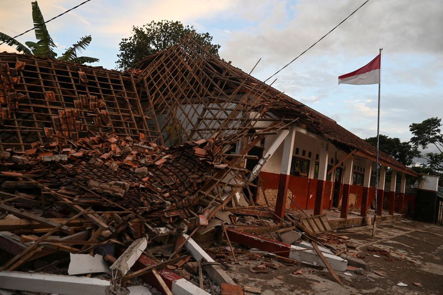 В результате землетрясения в Индонезии погибло 162 человека 
