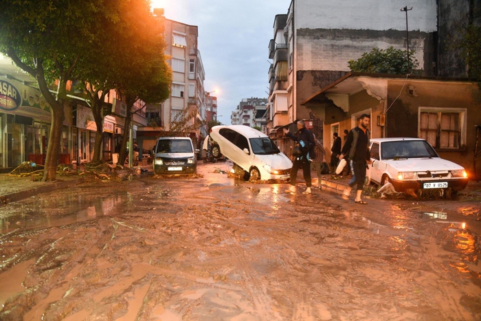 Крупнейшее наводнение в городе Анталья разрушило мосты и затопило первые этажи зданий 