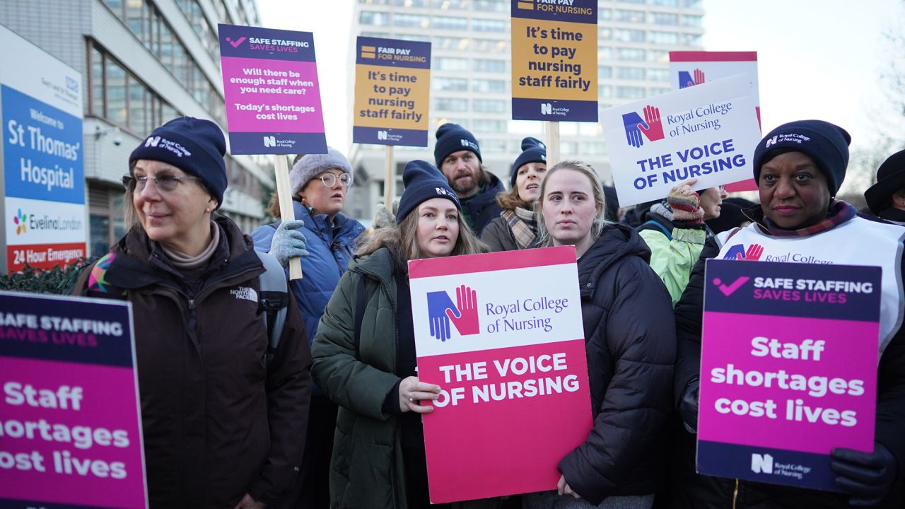 В Великобритании медсестры вышли на крупнейшую в истории страны забастовку 