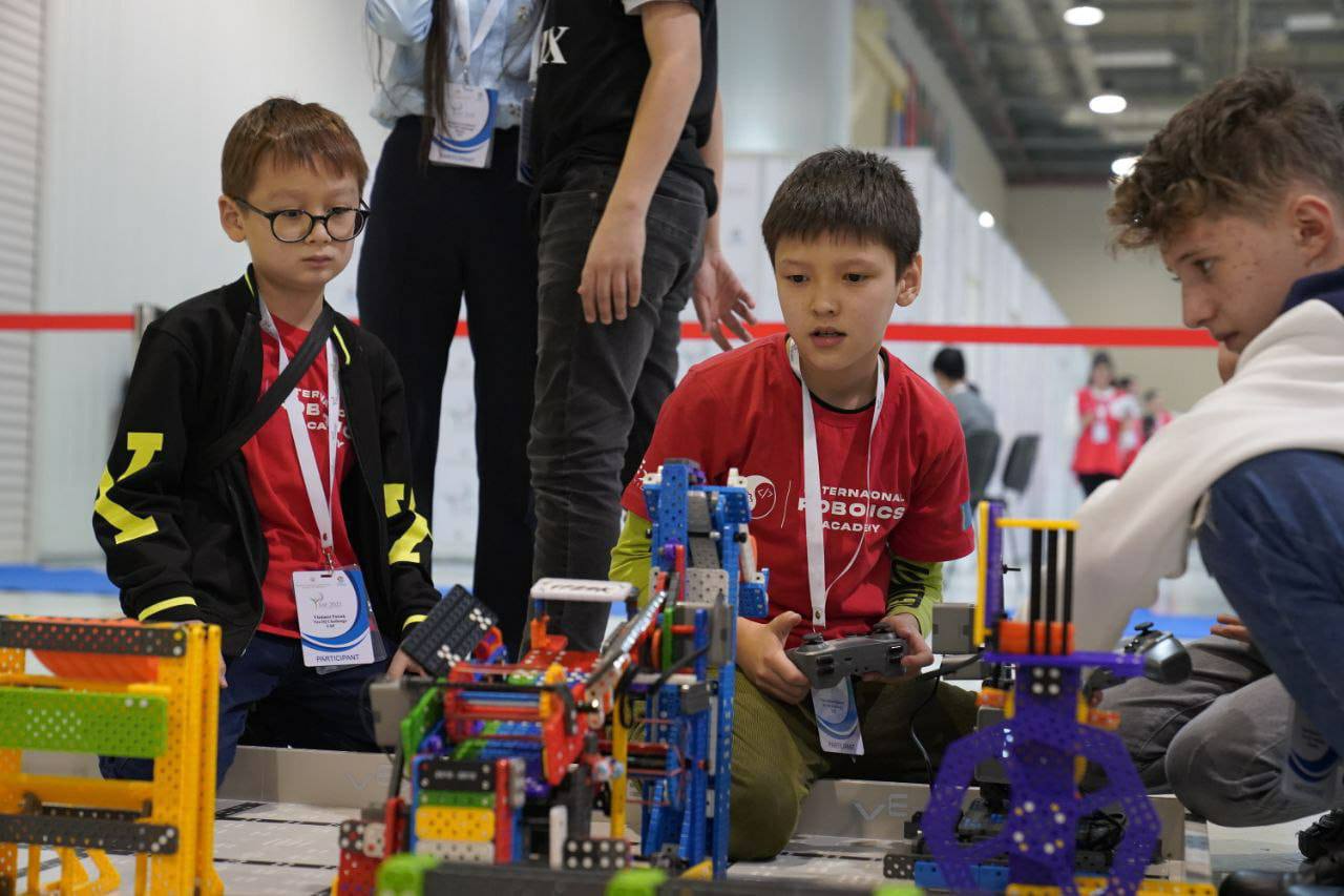 Казахстанские школьники заняли призовые места на фестивале по робототехнике в Баку 