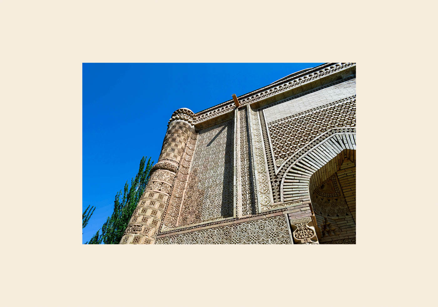 Мавзолей Айша биби построен в результате трагической истории любви между Айшой биби и Карахан ханом. Кто выступил инициатором строительства мавзолея?